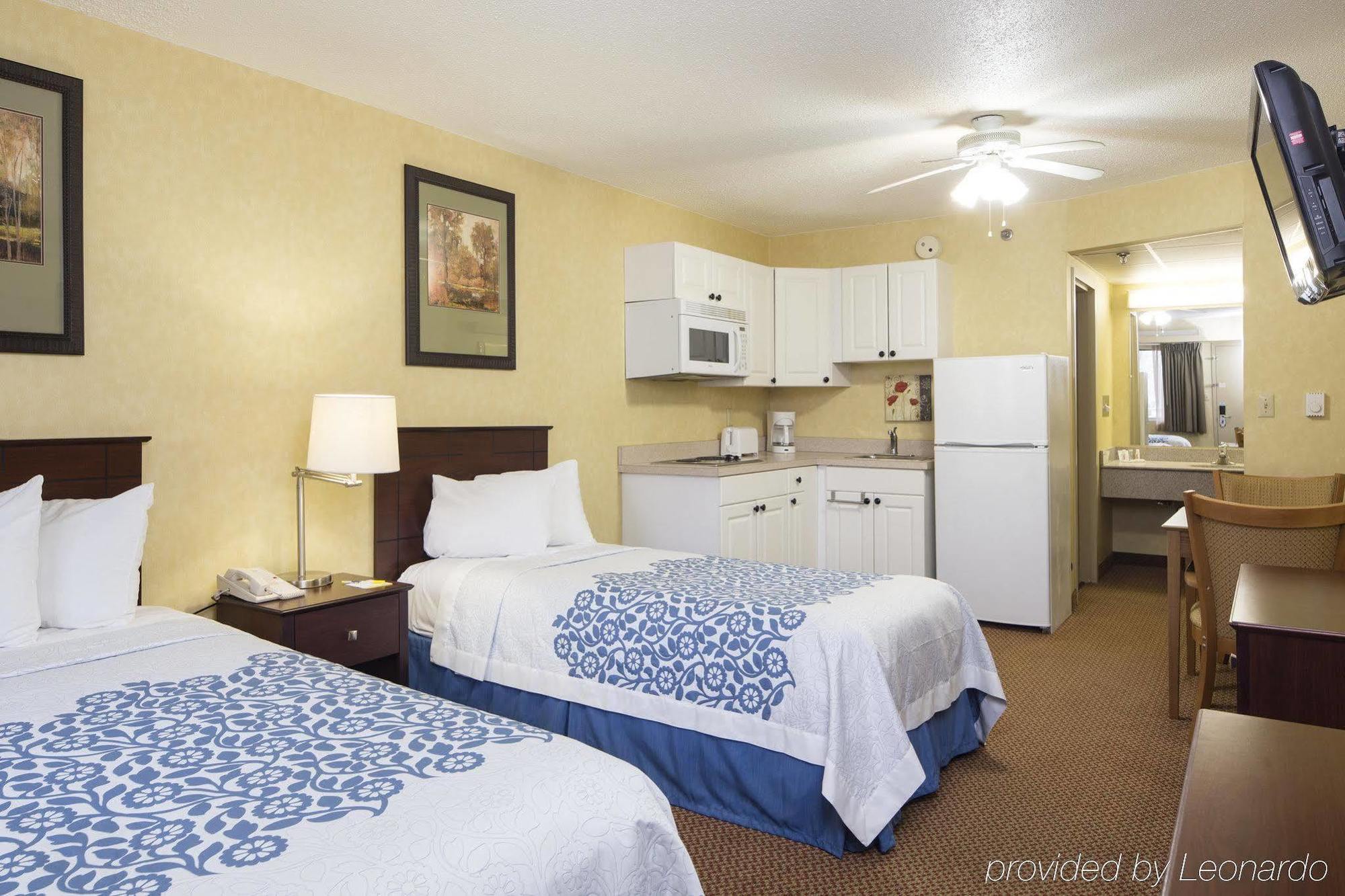 Days Inn By Wyndham Harrisburg North Экстерьер фото