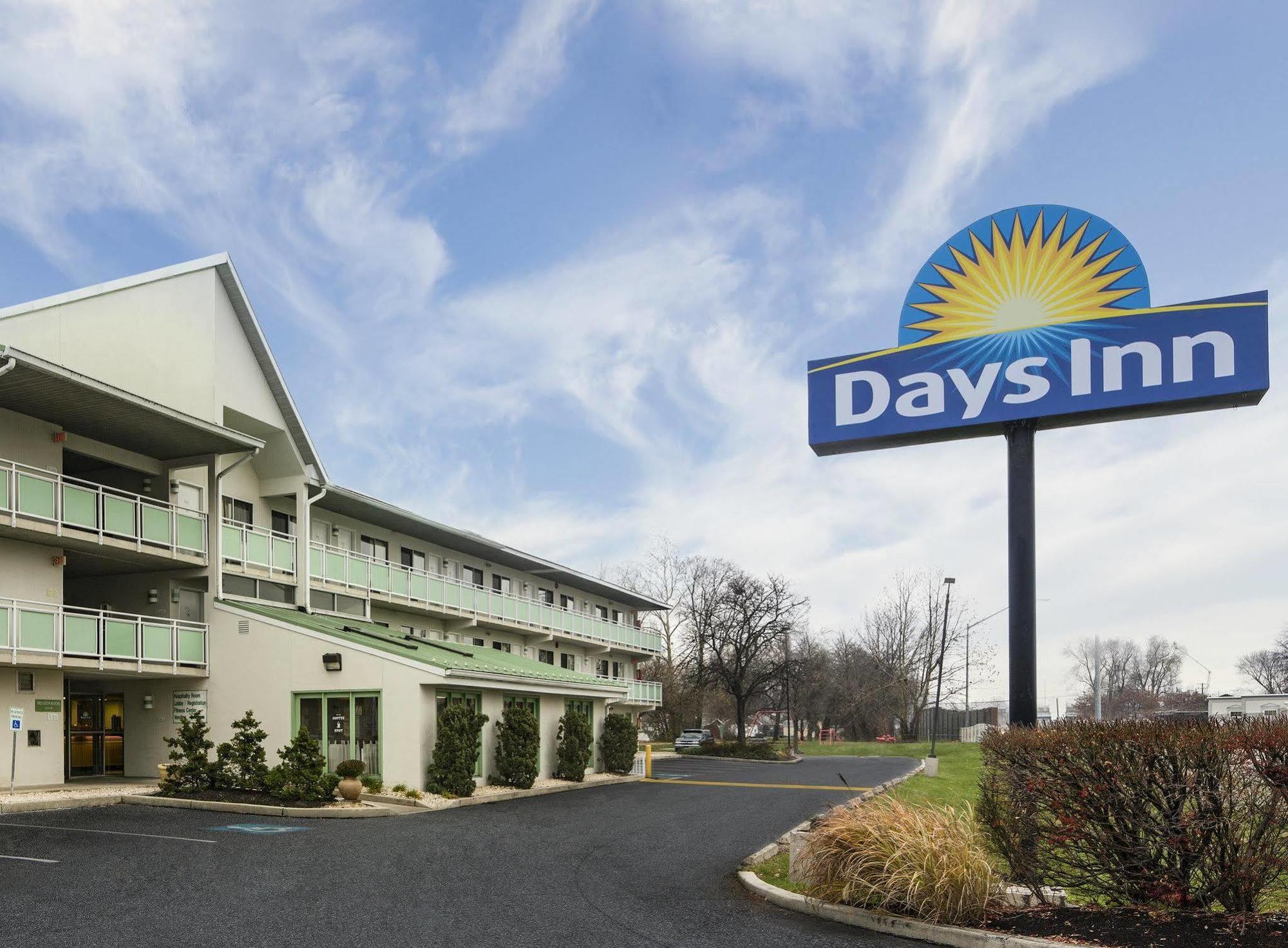 Days Inn By Wyndham Harrisburg North Экстерьер фото