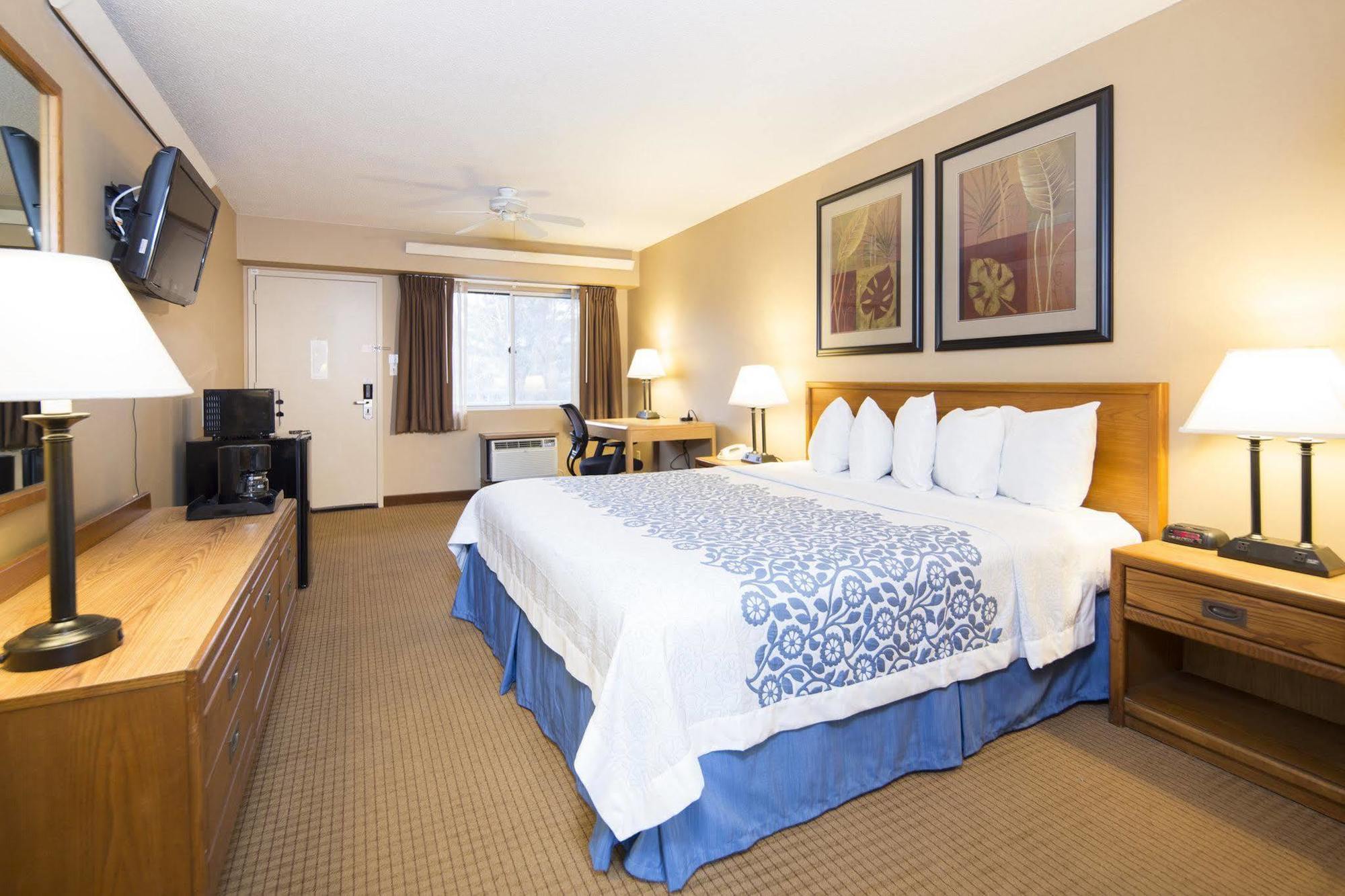 Days Inn By Wyndham Harrisburg North Экстерьер фото