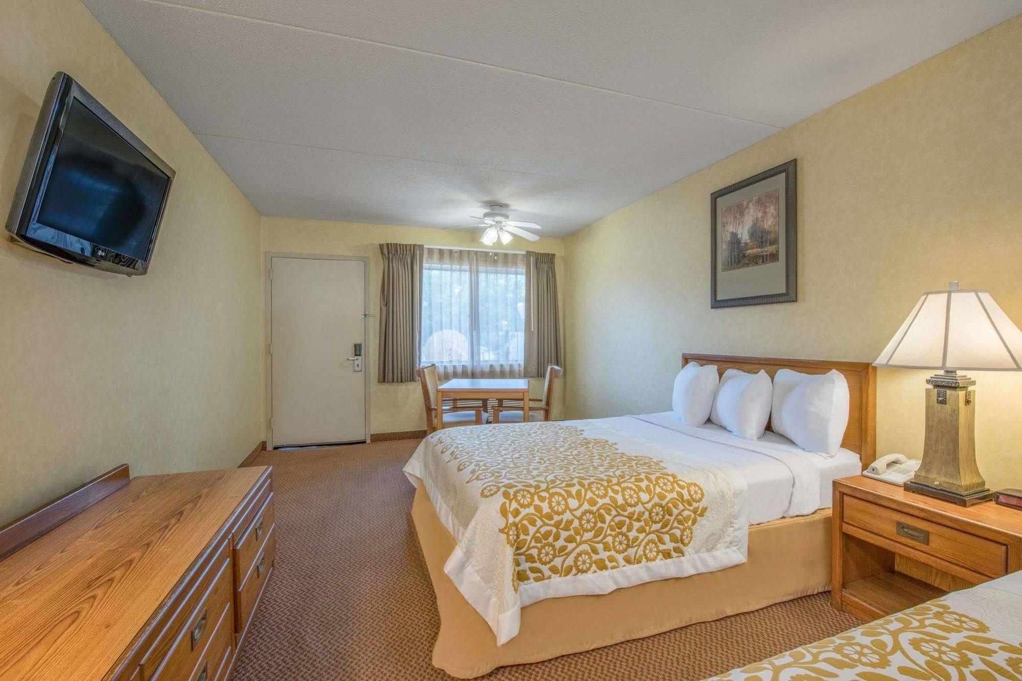 Days Inn By Wyndham Harrisburg North Экстерьер фото