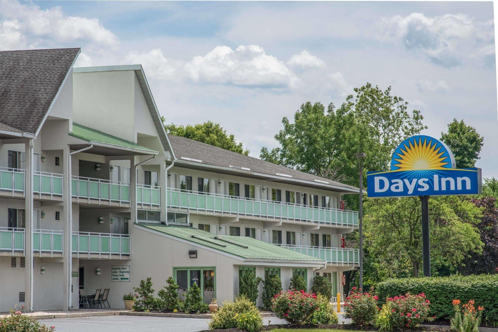 Days Inn By Wyndham Harrisburg North Экстерьер фото